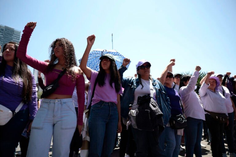 Miles de personas marcharon para pedir por los derechos de la mujer y ...