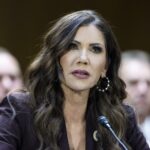 Demócratas en el Senado de EUA van por iniciar investigación contra Kristi Noem