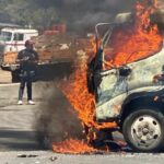 Comuneros de Arantepacua queman vehículos y causan destrozos en Morelia