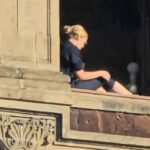 Florencia Franco, la mujer que tomó el sol en una ventana de Palacio Nacional, renuncia a su cargo