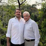 Reaparece AMLO en fotografía con su hijo