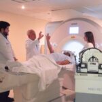 Llega a México el primer tratamiento sin cirugía para el Parkinson