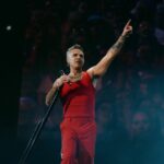Robbie Williams aclara que sustancia blanca de su video viral era una menta
