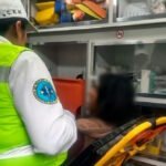 Policías auxilian a mujer que subió a una torre eléctrica en Tlalpan